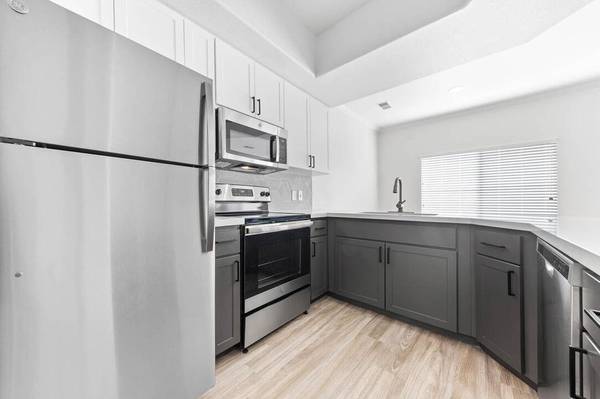 $2,423 / 3br - 1388ft2 - Expansive Floorplans, Roman Soaking Tubs, Energy Efficient Lighting (Scottsdale)64025000173057123