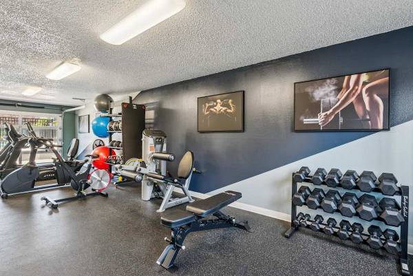 $1,285 / 568ft2 - Estacionamiento cubierto disponible, Persianas para ventanas, Estacionamiento asignado (12601 SE River Rd, Milwaukie, OR)63672547620355120