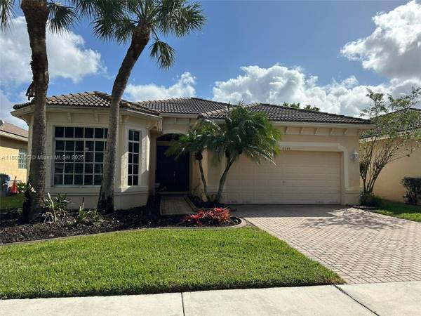 $3,800 / 3br - 1691ft2 - Stunning Lakefront 3-Bedroom Home in Prestigious Laguna Isles! (Pembroke Pines)64051007673219120