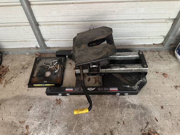 Pullrite 2900 5th Wheel Hitch 18k, Shortbed 1