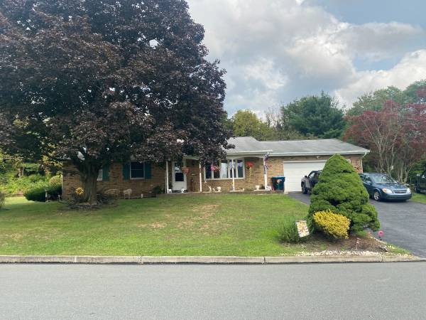 $1,234 / 3br - Walnutport Ranch Home (Walnutport)64010161113345121