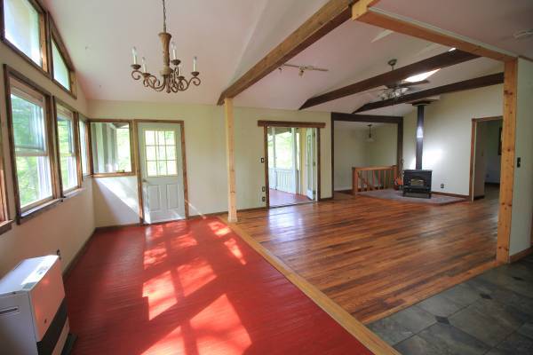 $2,100 / 2br - 1100ft2 - Sound of Nature, Mountain Cottage  on 5 acres forest (Black Mountain, Fairview)64029205481475124