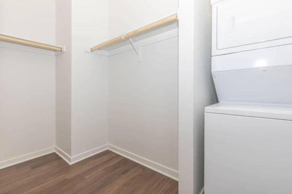 $1,385 / 1br - 715ft2 - Juliet Balcony, Granite Countertops, Stainless Steel Appliances (Blackstone/Leavenworth neighborhood)63968760622339123