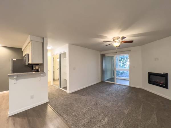 $1,525 / 1br - 656ft2 - GROUND FLOOR! Sun Room, Ceiling Fans, Fire Place, Cat Friendly! (Bellingham)63935322128002123