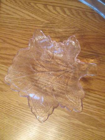 Pale Pink Leaf-shaped dish 1