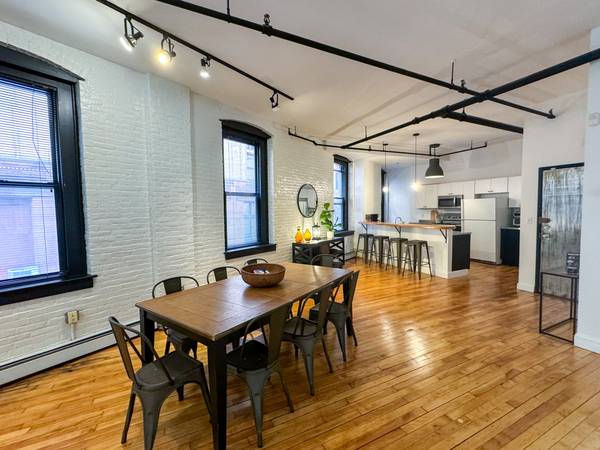 $8,800 / 2br - Back Bay 2 Bed/1.5 Bath Furnished Gem | Near Back Bay Station (Back Bay)63699313896833121