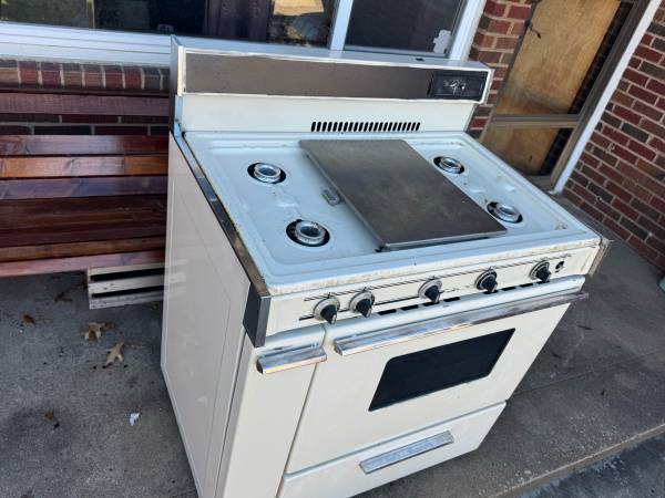 Magic Chef Gas Range 36” FREE 1