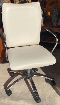 White and chrome computer chair! Adjustable height! Very Nice! 1