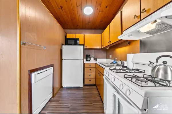 $2,000 / 1br - near Airport & lake hood - Fully furnished - short/long term pricing64014172300674124