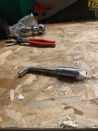 Trailer hitch locking pin 1