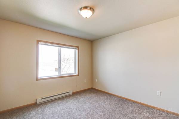 $1,010 / 1br - 812ft2 - Wi-Fi gratuito, aire acondicionado, garaje incluido (3414 21st Ave NW, Minot, ND)63851070591619121