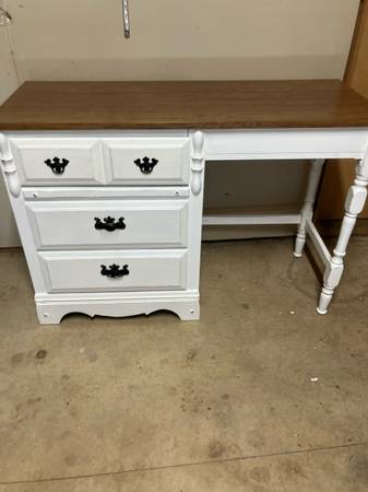 White desk 1