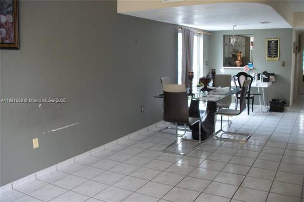 $349,000 / 3br - 1304ft2 - Propiedad de 3 habitaciones en el corazón de West Hialeah (Hialeah)63825131682563121