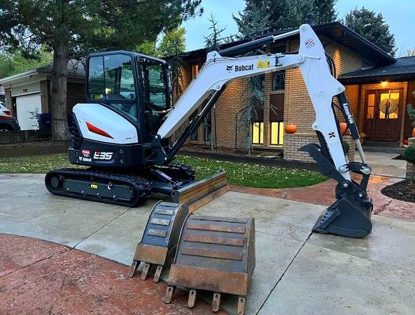 Bobcat E35 with 33 HP Engine, A40 Package, and 220 Hours 1
