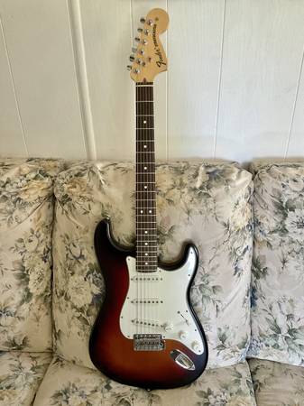 Fender Highway One Stratocaster 3-Tone Sunburst (2010) 1