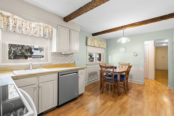 $879,000 / 3br - Spacious Ranch: Tranquil Setting, Gleaming Hardwood, Gorgeous Sunroom64294929447809122