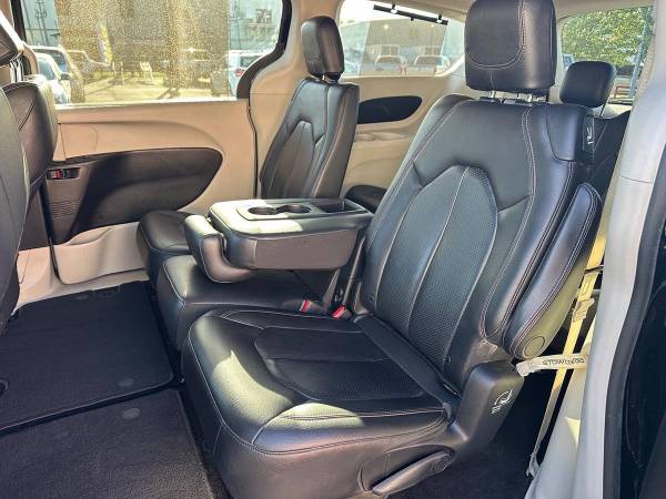 2019 Chrysler Pacifica Touring L Minivan de 4 puertas ¡CARFAX GRATIS EN CADA VEHÍCULO! - $15,988 (+ Bishops Corner Auto Sales)63470244242433123