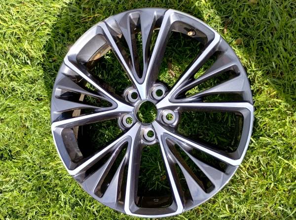 2025 1 TOYOTA OEM PRIUS 19" WHEEL IN GOOD CONDITION WITH NO CRACKS OR 1