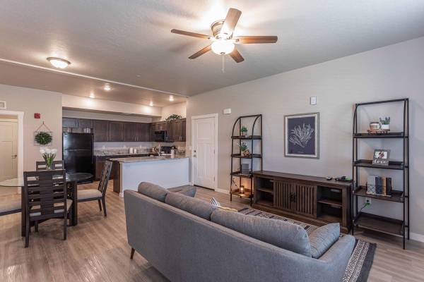 $1,775 / 2br - 1067ft2 - Vinyl Plank Flooring, Vaulted Ceilings, Classic Wainscoting (Nampa)63794993261315120