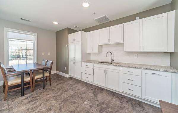 $1,223 / 2 habitaciones - 1119ft2 - ¡Mira estas vistas! Te encantará esta ubicación y este apartamento de 2 habitaciones y 2 baños! (Gainesville)63736026401153122