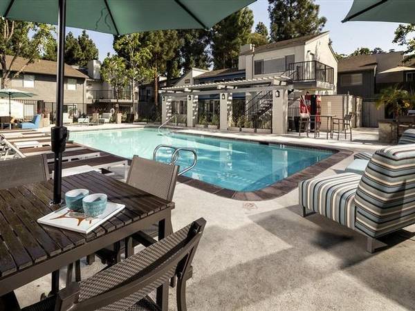 $3,276 / 2br - 1090ft2 - Two resort-style pools and spas, Wood flooring, Package receiving (san jose west)63695878218625120