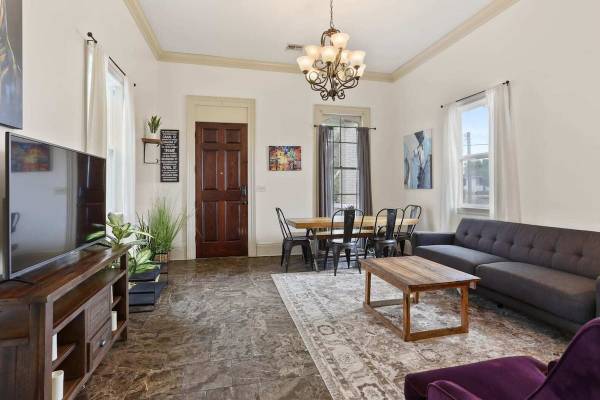 $225 / 3br - 1500ft2 - Lovely 3BD | Steps to St. Charles | Gated Parking (New Orleans, LA)63791898863875121