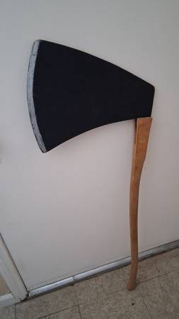 PROP - LARGE DECORATIVE AXE - ACHA DE MADERA 1