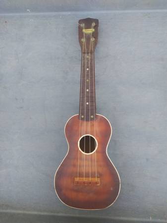 Vintage Harmony Soprano Ukulele 1