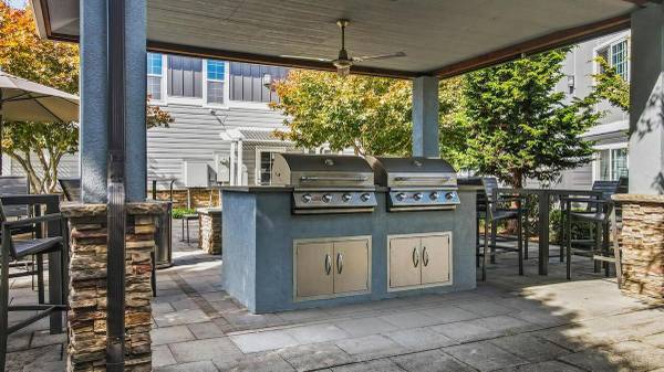 $1,575 / 1hab - 967ft2 - Techos de Nueve Pies, Acabados de Diseñador, Chimenea de Gas de Travertino (Ogden)63831536463619121