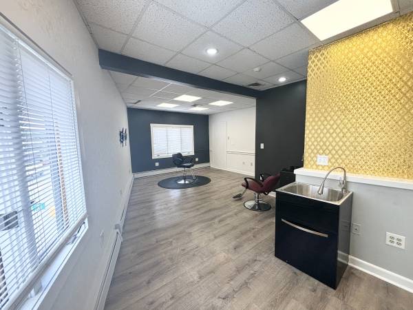 SPACIOUS SALON STUDIO 1