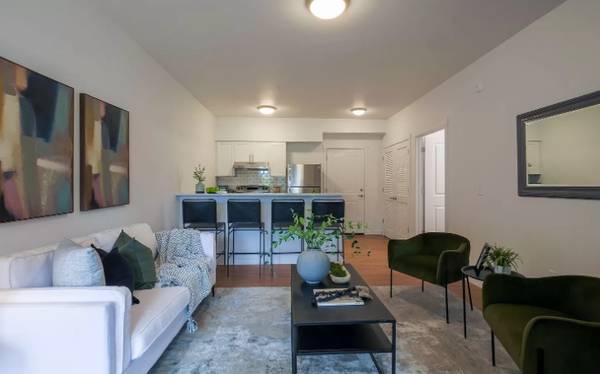 $700 Ceiling-to-Floor Bay Windows – Room for Rent (Bend)63839288885889121