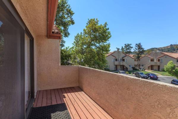 $2,700 / 2br - 997ft2 - Situated in Santa Clarita!, 2 BD, Dishwasher (23700 Valle Del Oro , Santa Clarita, CA)63912983276035124