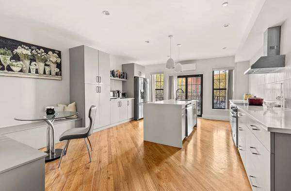 Private room with a Walk-in Closet in Beautiful Townhouse (Bed-Stuy)