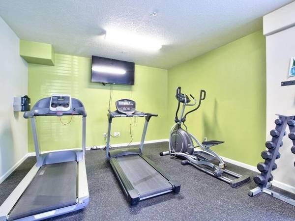 $1,525 / 1br - 762ft2 - Garage Parking Available, Fireplace, Stainless Steel Appliances63831771218433122