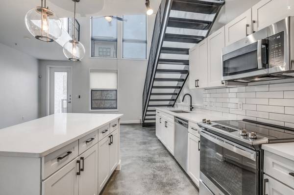 $2,756 / 2br - 1436ft2 - 2 STORY 2/2.5 WITH W/D, POOL, GYM, PARKING, ETC. ( ONLY $300 DEPOSIT ) (UPTOWN / WEST VILLAGE)64305652569475122