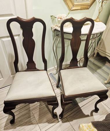 Hitchcock 2 dining chairs mahogany cabriole legs diningroom dinner accent entry 1