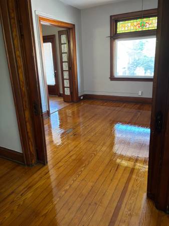 $950 / 2br - Remodeled 2br with hard wood floors (covington)64051689804802120