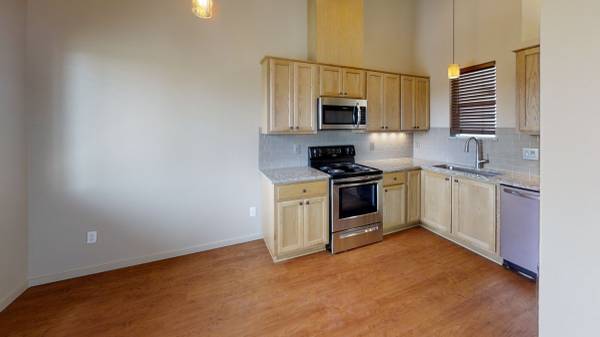 $1,585 / 1br - 669ft2 - Top Floor 1 Bedroom Home! Vaulted Ceilings! Move in Specials!! (Vancouver)63831535922179123