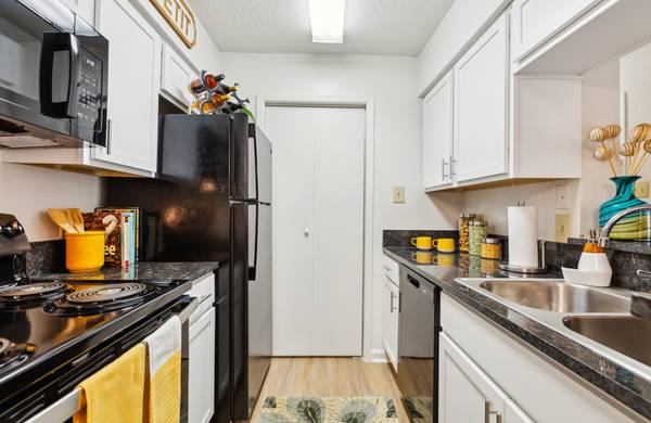 $1,375 / 2br - 1000ft2 - MOVE-IN SPECIAL ending SOON! (Regency Club Apartment Homes)62946971031171122