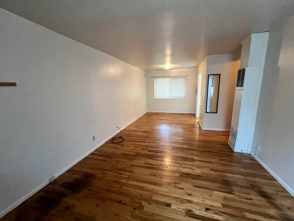 $650 / 1br - Un dormitorio en un triplex clásico de los años 50, ¡a pasos de varias líneas de transporte! (Mt. Scott-Arleta, SE Portland)63914741219587121