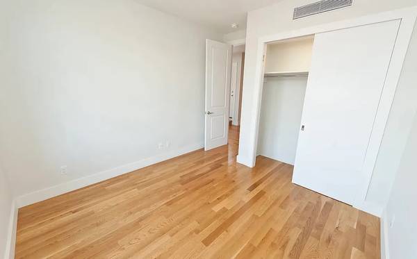 $1,400 / 1br - Spacious 1BR in the Heart of Astoria (Queens)63854385809795123