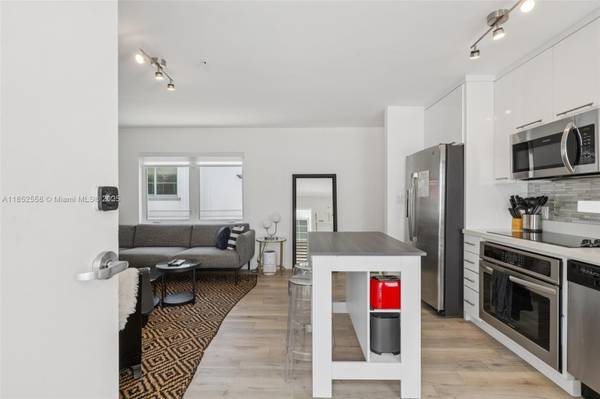 $450,000 / 1br - 651ft2 - BRAND NEW STYLISH AND ELEGANT 1/1 APART STEPS FROM LINCOLN RD (SOUTH BEACH MIAMI BEACH)63379686140035124