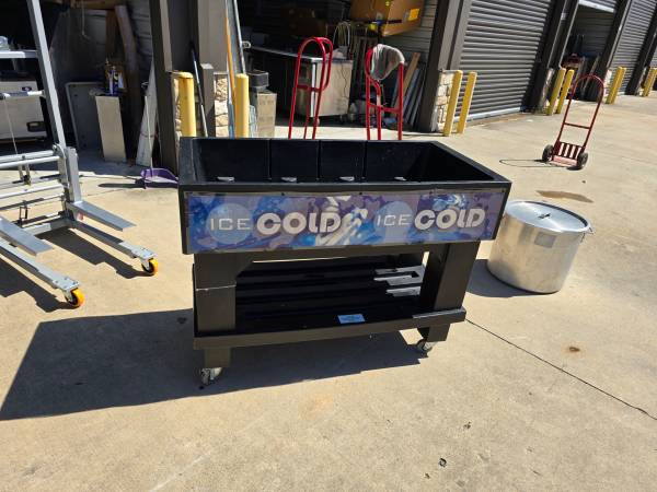 ICE COLD CHESTER WITH CASTERS 1