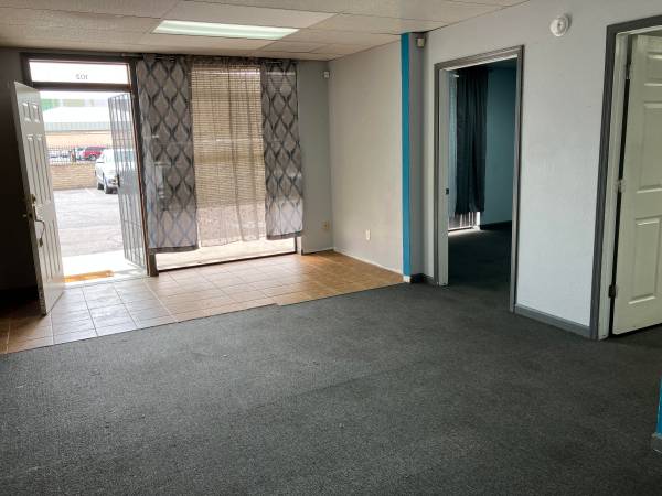 $1,300 / 1000ft2 - 1000+/- New Remodeled Suite for Rent With Storage Room (Phoenix)63966951874691124
