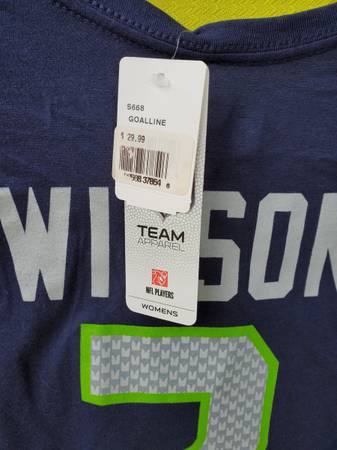Camiseta de fútbol americano Seattle Seahawks para mujer, talla pequeña, de Wilson, nueva - $10 (Tacoma)63435972886787121