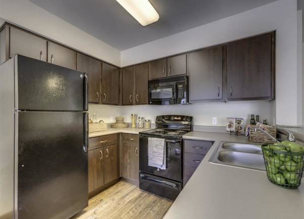 $2,020 / 2br - Piscina y spa relucientes, interiores de diseñador, microondas (12115 State Ave, Marysville, WA)63688607728641120