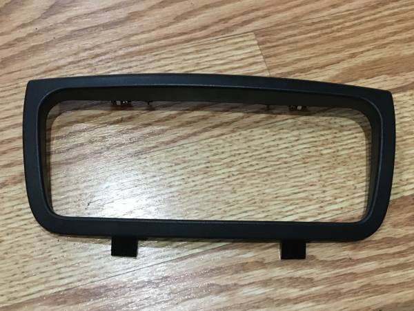 SATURN OUTLOOK CENTER CONSOLE REAR POWER OUTLET TRIM COVER 1