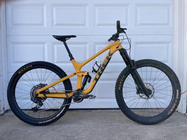 Medium 2023 Trek Slash 9.8 AXS carbon 29er ($4k on bluebook) 1