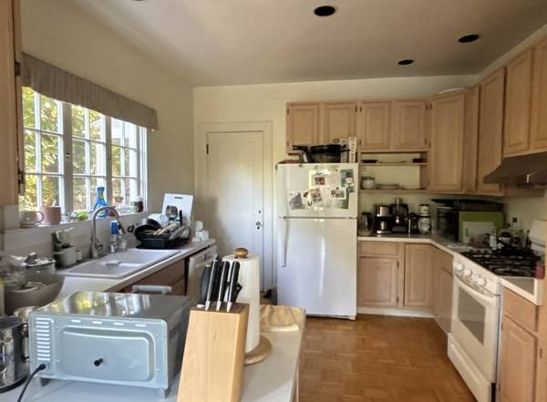 $1,551 / 5br - 195ft2 - Large Bedroom in Berkeley Hills – $1550 + utilities (Pet-Friendly, Ava (berkeley north / hills)63850428488193121