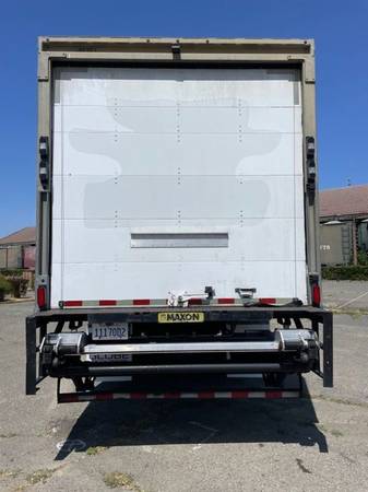 2011 INTERNATIONAL 4300 DE 25 PIES CON PLATAFORMA ELEVADORA **CUMPLE CON CALIFORNIA** - $19,500 (SAN FRANCISCO)63612925400065124